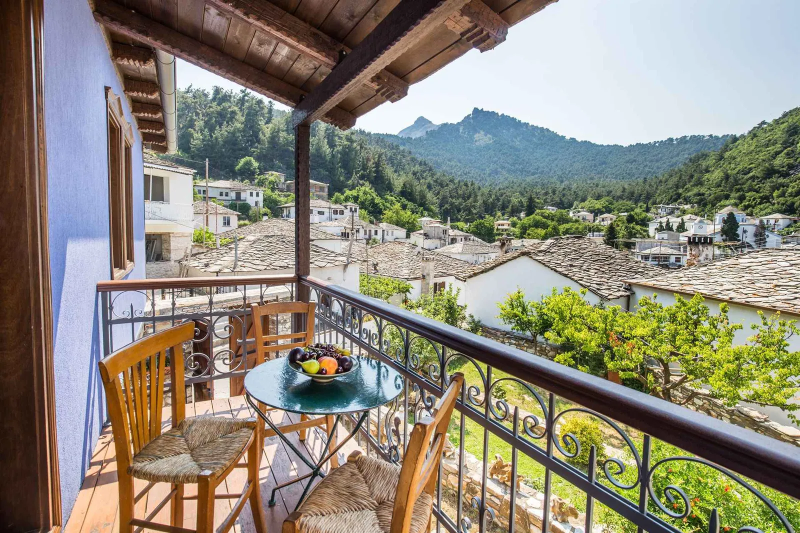 Balcony with mountain views in Panagia
