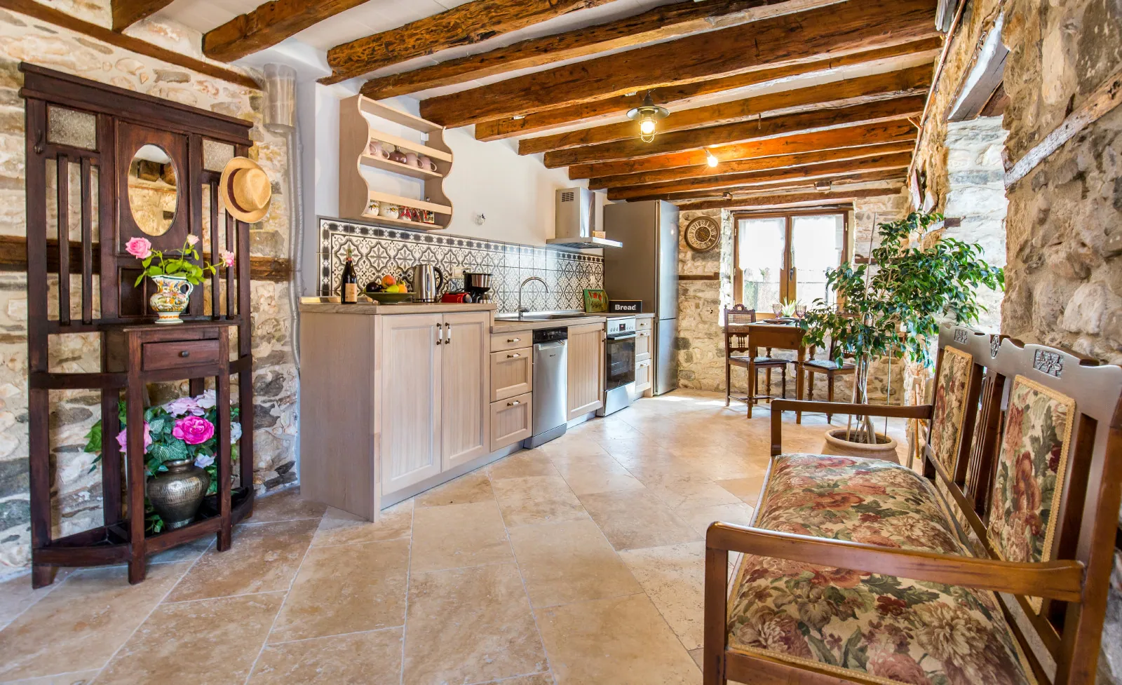 Kitchen and dining space at Maroyda Stonehouse